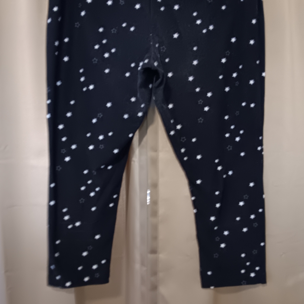 Terra & Sky Black Star Pattern Capri Leggings - Picture 6 of 9